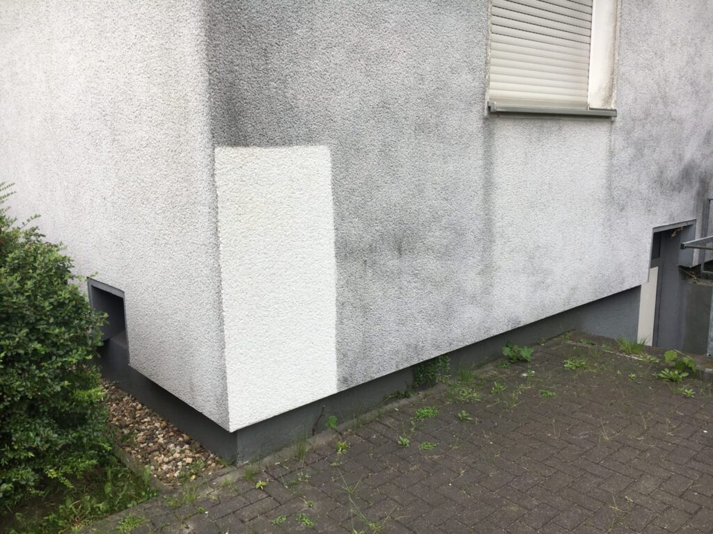 Probefläche und Angebot Fassadenreinigung