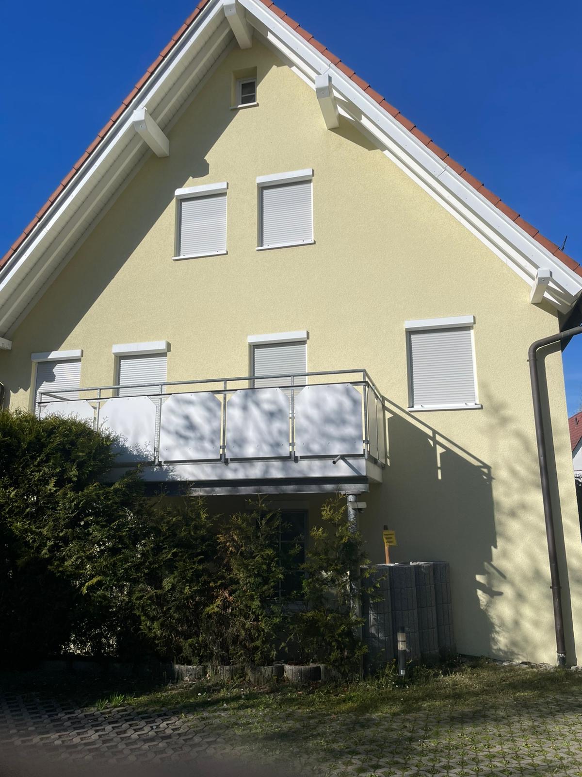 Saubere Hausfassade nach Fassadenreinigung Stuttgart