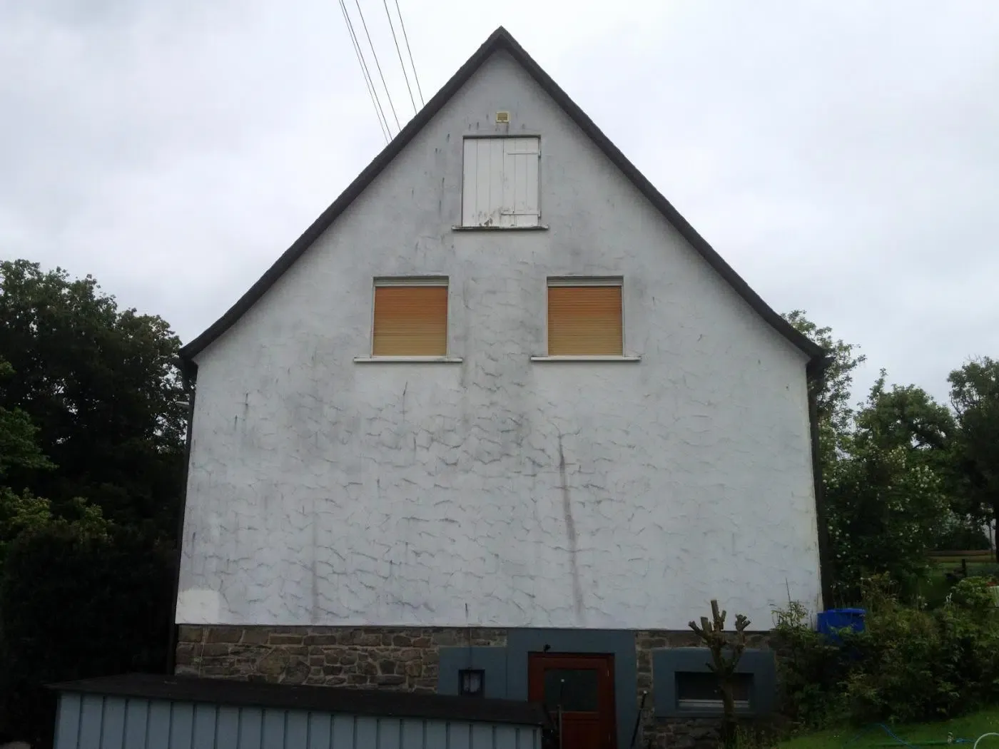 Hausfassade vor der Fassadenreinigung