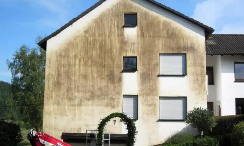 Einfamilienhaus vor der Fassadenreinigung