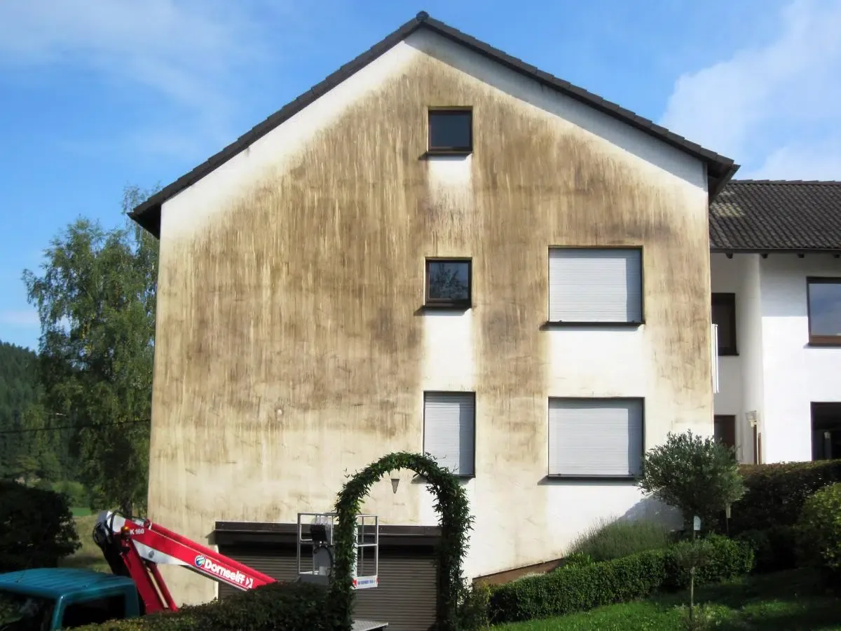 Einfamilienhaus vor der Fassadenreinigung