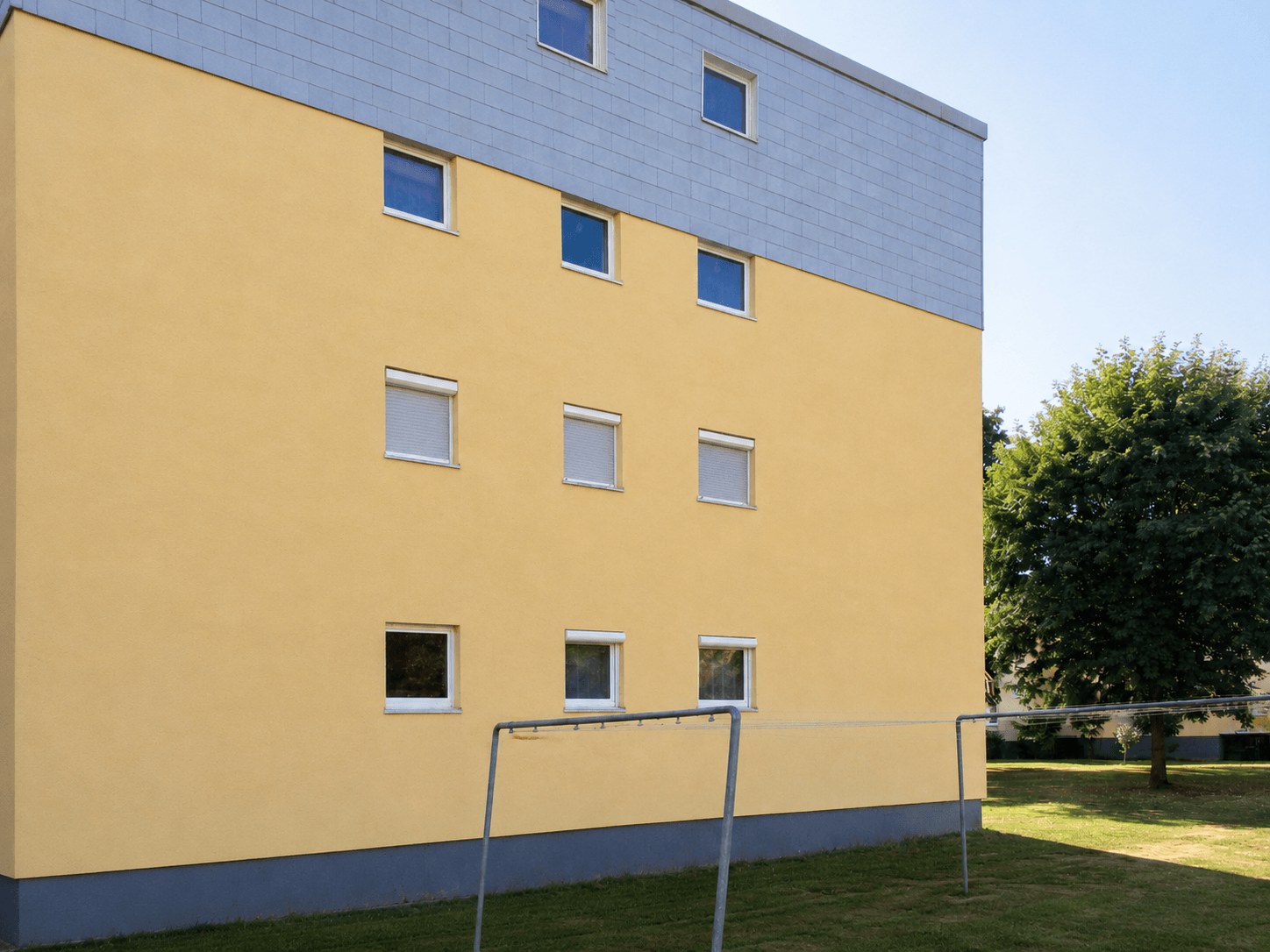 Saubere Hausfassade nach der Fassadenreinigung bei Algenbefall