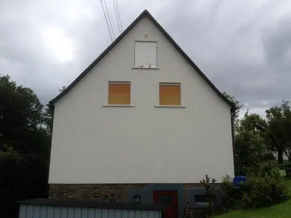 Hausfassade nach der Fassadenreinigung statt Streichen